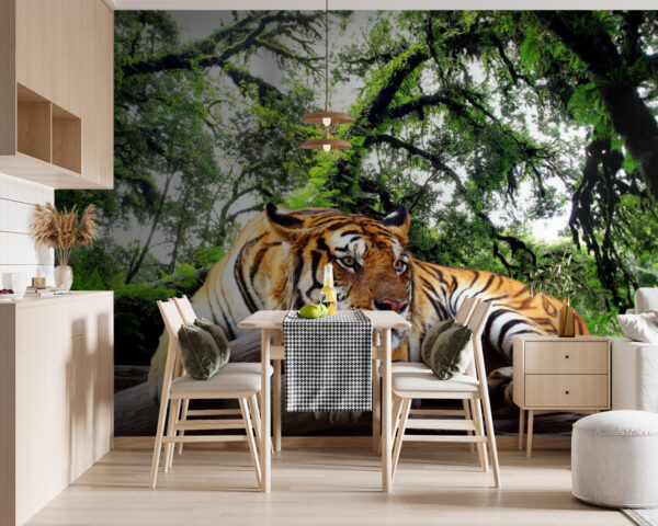 Tigris fekszik egy fatörzsön Tigris fekszik egy fatörzsön