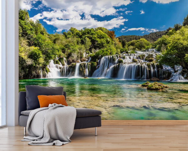 Krka Nemzeti Park fákkal és kék éggel körülvéve Krka Nemzeti Park fákkal és kék éggel körülvéve