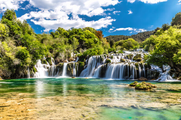 Krka Nemzeti Park fákkal és kék éggel körülvéve Krka Nemzeti Park fákkal és kék éggel körülvéve