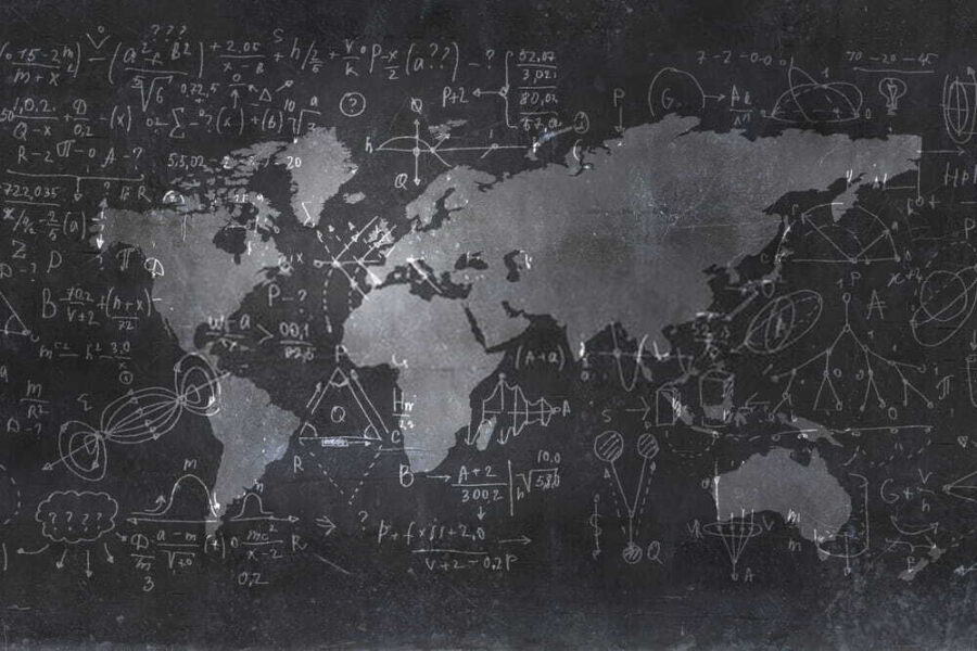 Krétatábla térképpel és matematikai egyenletekkel