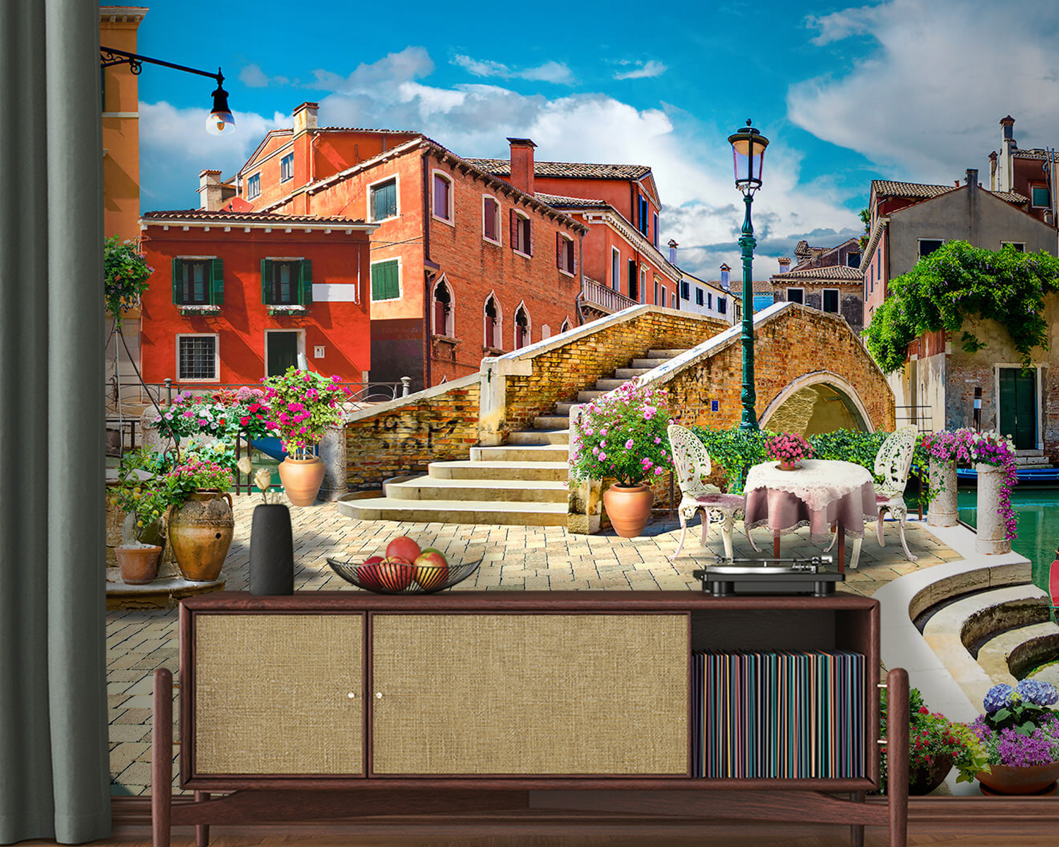 Terasz asztallal és székekkel, valamint szökőkúttal egy épület előtt u18551pig20m - Terasz asztallal és székekkel, valamint szökőkúttal egy épület előtt - tegory