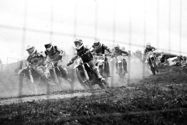 Emberek csoportja dirt bike-okon Emberek csoportja dirt bike-okon