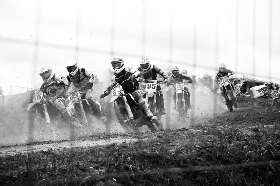 Emberek csoportja dirt bike-okon