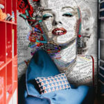 Fotótapéta Nő piros ajkakkal és virágokkal