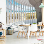 Fotótapéta Nagy szoba ablakokkal és tengerre néző kilátással