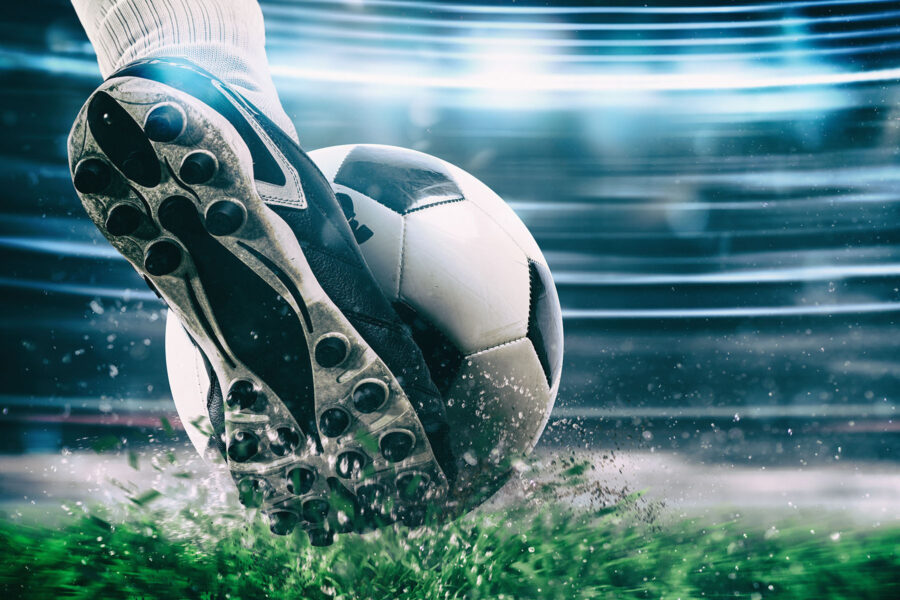 Egy labdát rúgó futball-labda