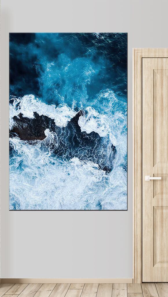 Waves crashing on a rock Waves crashing on a rock