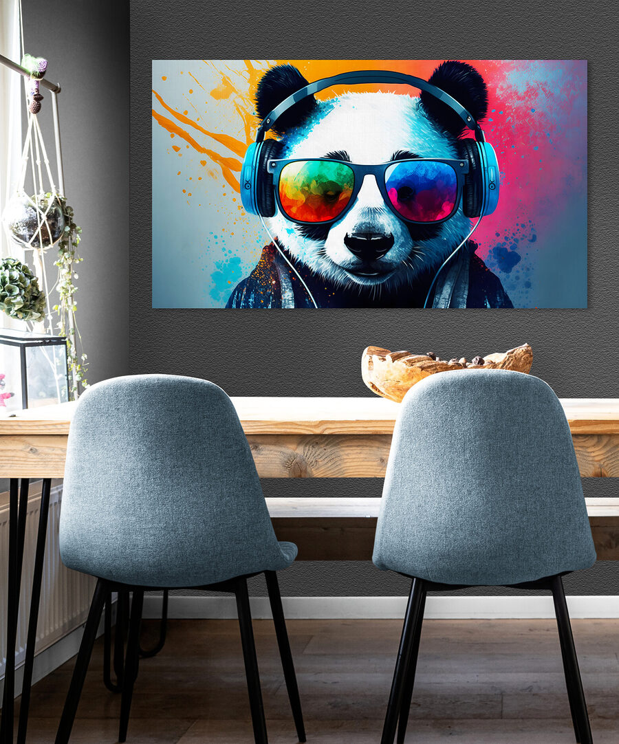 Fejhallgatót és napszemüveget viselő panda
