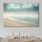 Vászonképek Egy személy sétál a tengerparton