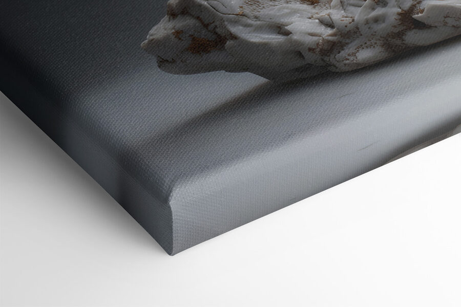 Elegáns porcelán virágszobor a kiállításon