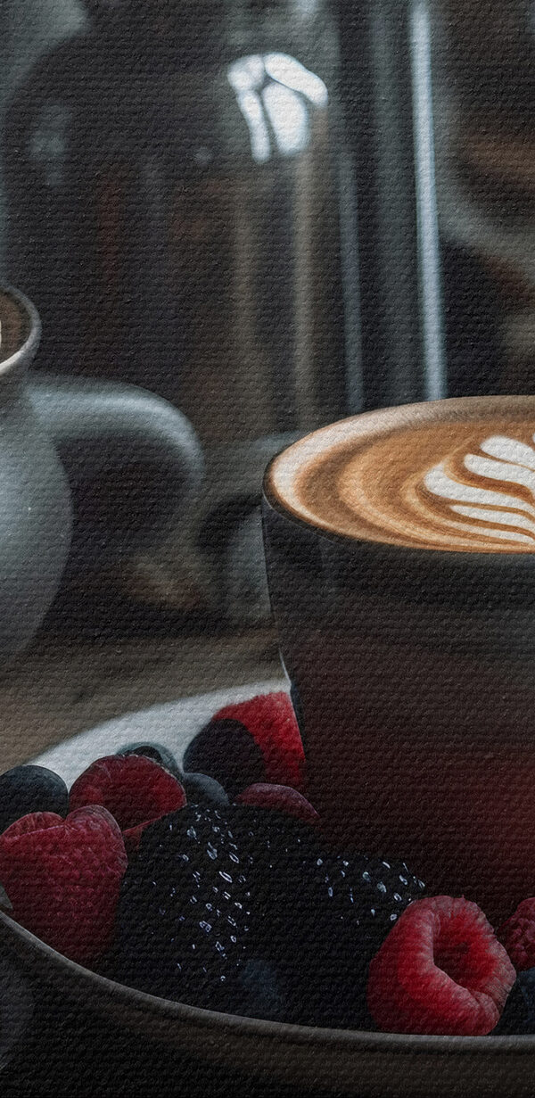 Egy csésze kávé latte art tányéron gyümölcsökkel és gabonafélékkel Egy csésze kávé latte art tányéron gyümölcsökkel és gabonafélékkel