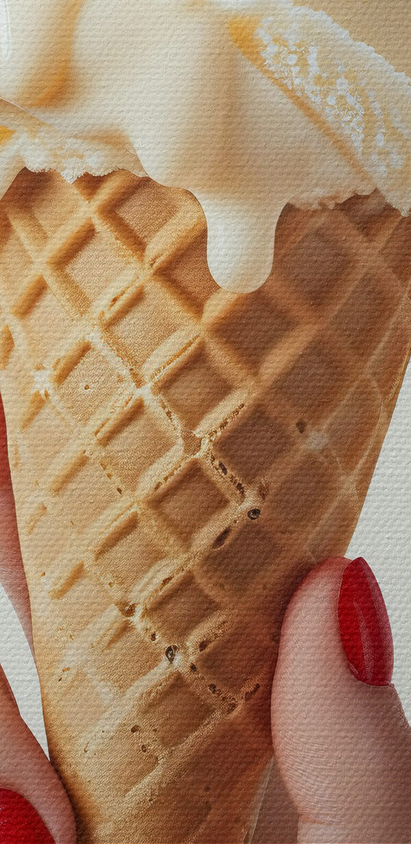 Kéz, amely egy fagylaltos tölcsért tart, cseresznyével a tetején Kéz, amely egy fagylaltos tölcsért tart, cseresznyével a tetején