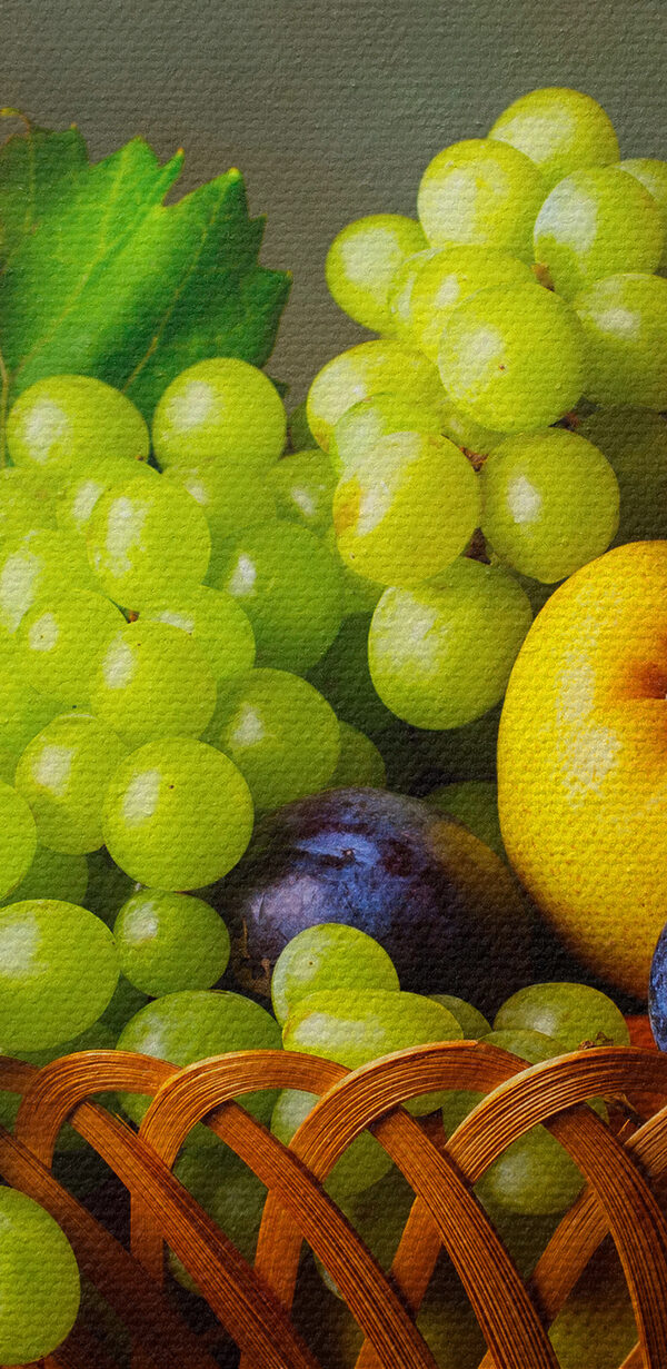 Gyümölcskosár az asztalon Gyümölcskosár az asztalon