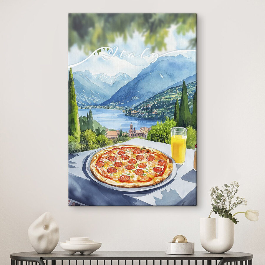Pizza és gyümölcslé egy asztalon hegyekkel és fákkal