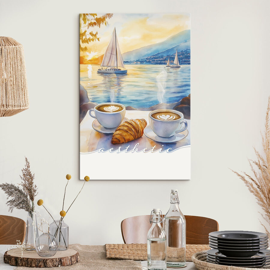 Két csésze kávé és croissant egy asztalon, háttérben egy vitorlással