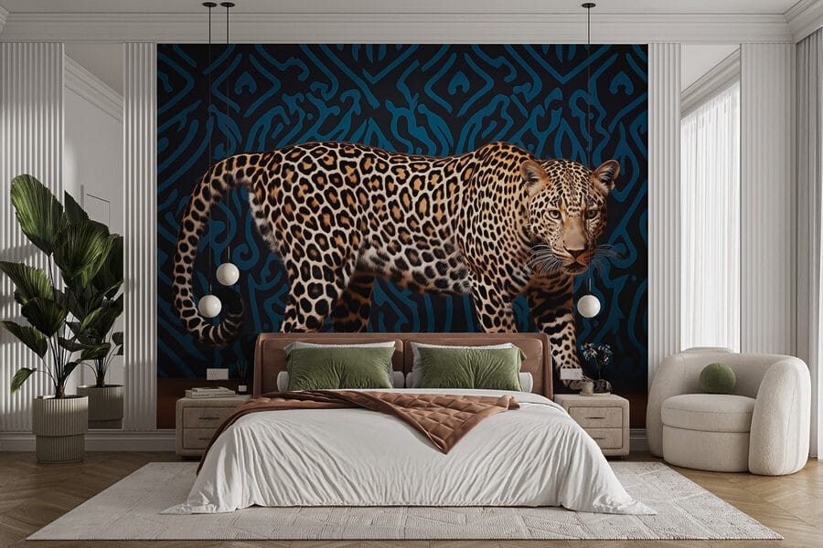 Leopárd áll a fapadlón