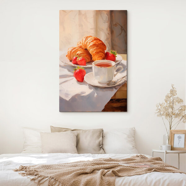 Croissant és eper egy tányéron Croissant és eper egy tányéron
