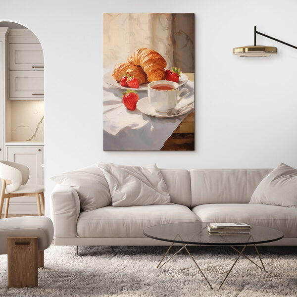 Croissant és eper egy tányéron Croissant és eper egy tányéron