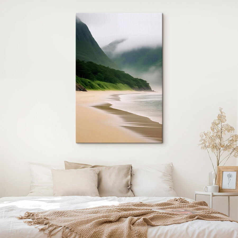 Strand fákkal és hegyekkel