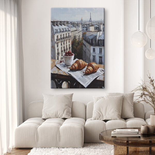 Egy csésze kávé és croissant egy asztalon, a háttérben épületekkel Egy csésze kávé és croissant egy asztalon, a háttérben épületekkel