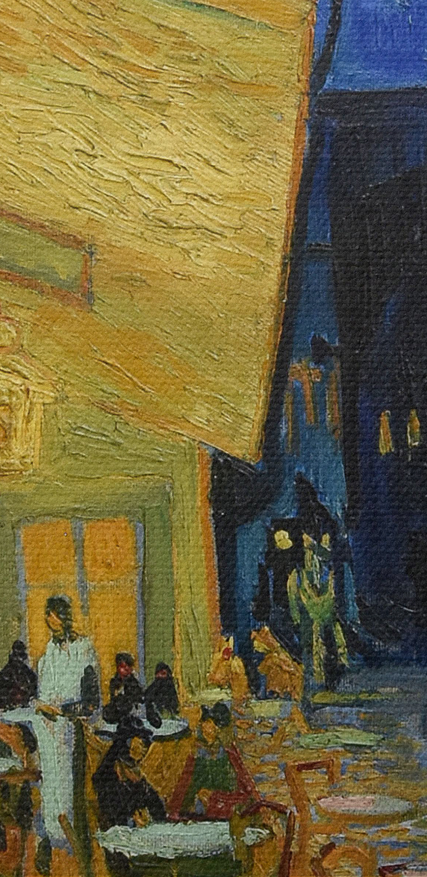 Egy utcai festmény asztalokkal és székekkel