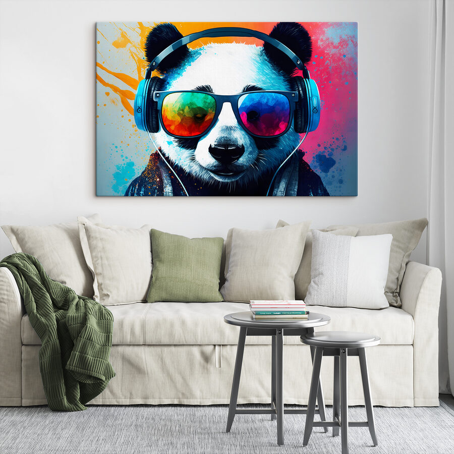 Fejhallgatót és napszemüveget viselő panda