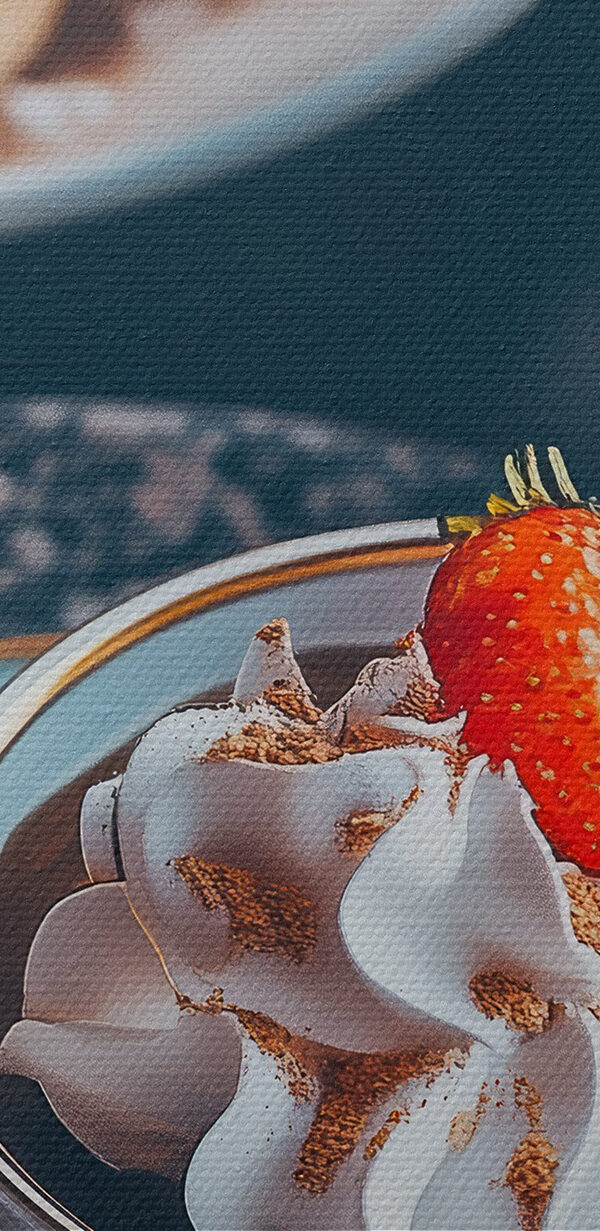 Egy csésze kávé tejszínhabbal és eperrel Egy csésze kávé tejszínhabbal és eperrel