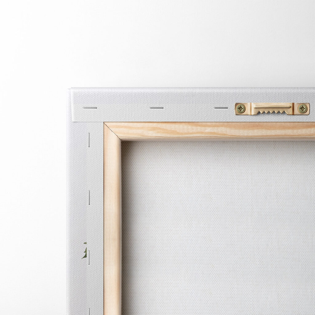 Glass with ice and lime on top