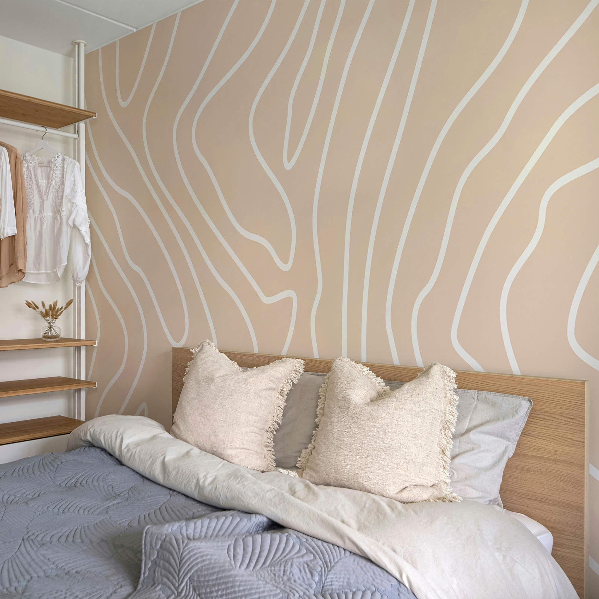 Fehér vonalak rózsaszín háttéren