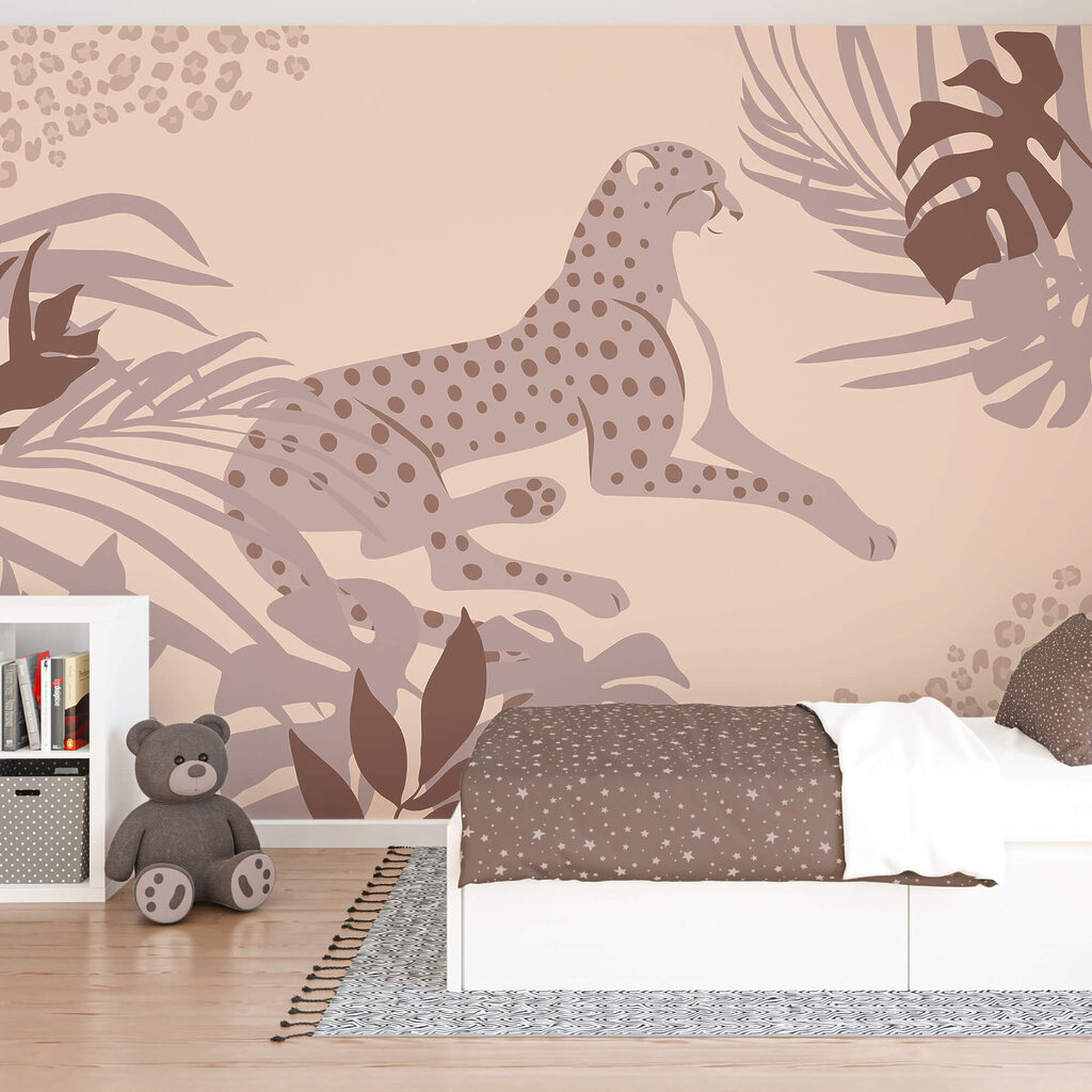 Gepárd fekvő növényekkel