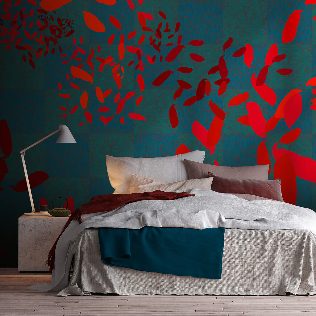 Piros levelek kék háttér előtt