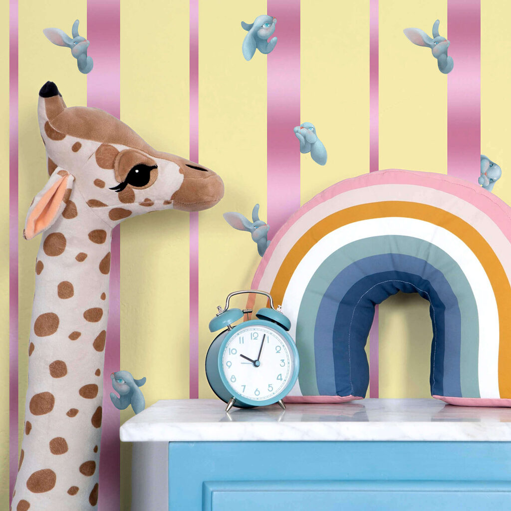 Rózsaszín és sárga csíkos háttér madarakkal és masnikkal